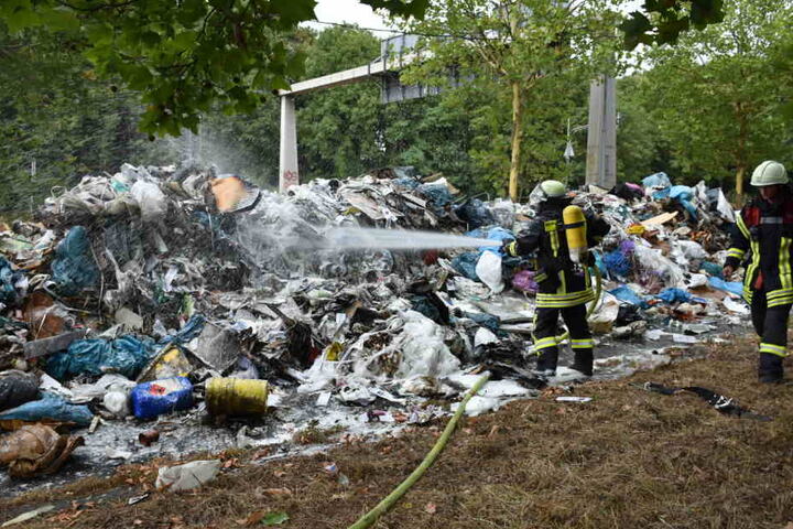 Die Feuerwehr Köln konnte im Anschluss die Ladung löschen.