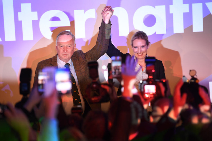 Die Spitzenkandidaten der Partei Alternative für Deutschland Alexander Gauland und Alice Weidel jubeln: Ihre Partei zieht mit einem klar zweistelligen Ergebnis als drittstärkste Kraft ins Parlament ein