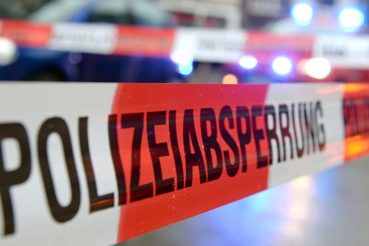 Die Polizei sperrte die Kreisstraße nach dem Unfall ab.