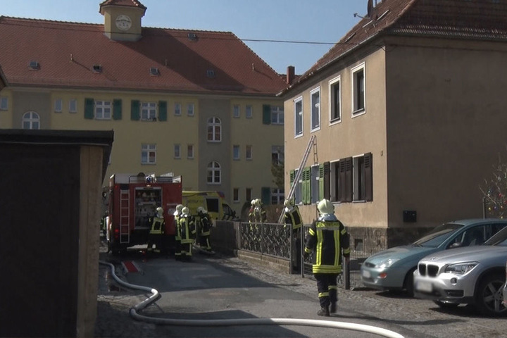 Feuerwehrleute fanden eine männliche Leiche.