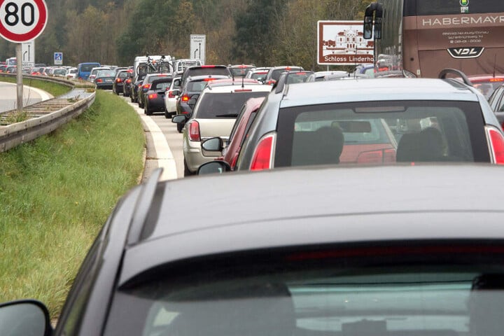 Autofahrer sollten laut ADAC am Osterwochenende etwas mehr Zeit für ihre Reise einplanen.