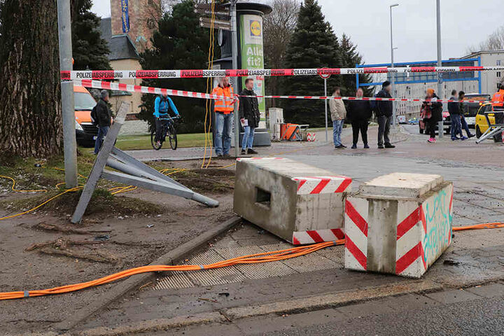 Selbst große Betonblöcke wurden umgerissen.