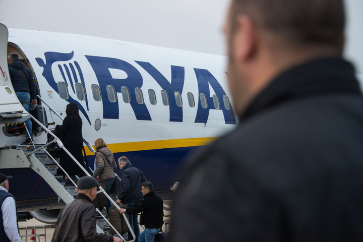 Ryanair kämpft mit sinkenden Einnahmen und höheren Kosten.