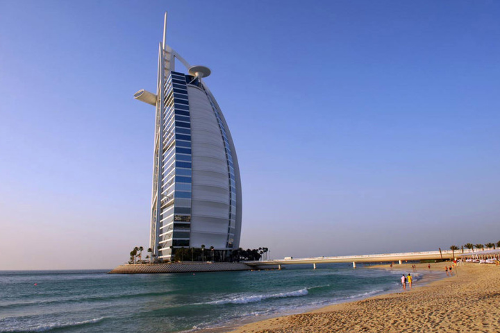 Burj Al Arab ist mit seinen 321 Metern Höhe das vierthöchste Hotelgebäude der Welt.