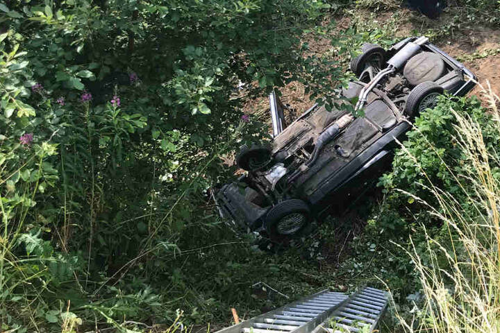 Der völlig zerstörte BMW kam weit abseits der Fahrbahn zum Liegen.