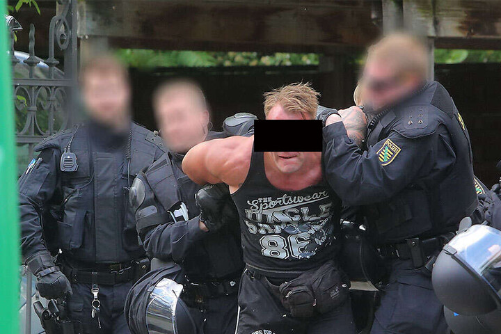 Robert H. (32) musste seinerzeit in Laubegast 2016 von der Polizei gebändigt werden.
