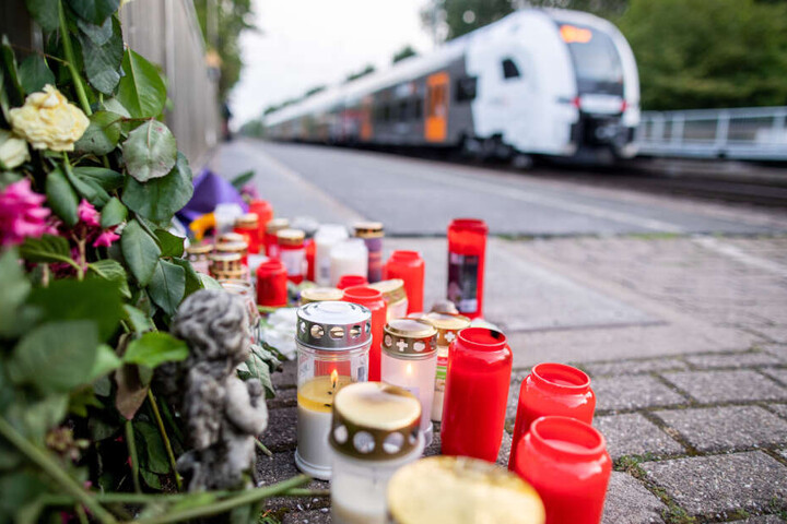 Blumen und Kerzen stehen an Gleis eins am Bahnhof Voerde.