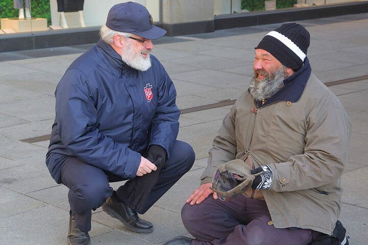 Robert (52) schläft auch jetzt noch draußen. Gert Scharf (60) von der Heilsarmee bringt ihm abends Tee unter die Brücke.