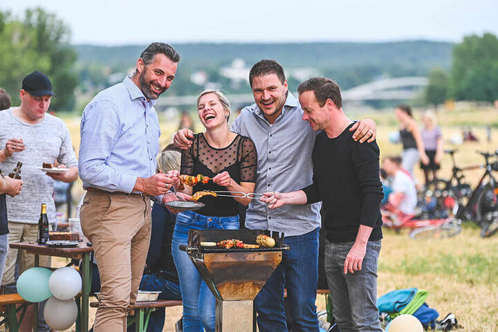 Der perfekte Sommerabend an der Elbe: Gerold (46), Hana (28), René (35) und Ronny (40) grillen unterm Rosengarten.