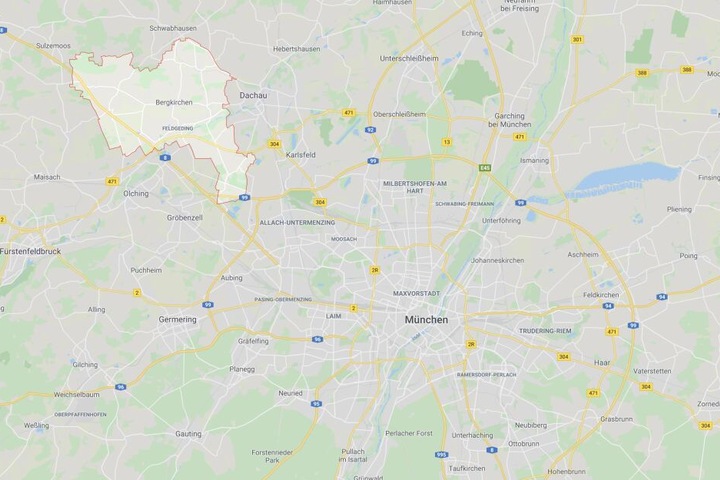 Auf der Autobahn 8 bei Bergkirchen sind in Bayern mehrere Autos beschädigt worden.