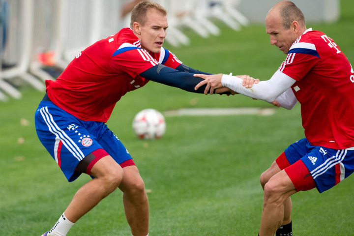 Holger Badstuber (links im Bild) und Arjen Robben Hand in Hand bei einer gemeinsamen FCB-Trainingseinheit.