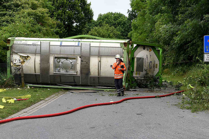 Die schweren Waggons versperrten zum Teil eine Straße.