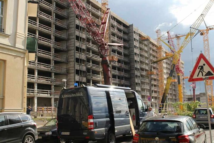 Am Morgen nach dem Brand rückten Kriminaltechniker an. An der Fassade sind deutliche Rußspuren zu erkennen.