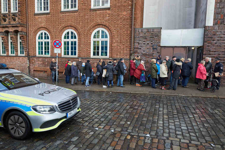 Menschen warten vor dem Seiteneingang der Davidwache, um sich in das Kondolenzbuch der Polizei eintragen zu können.