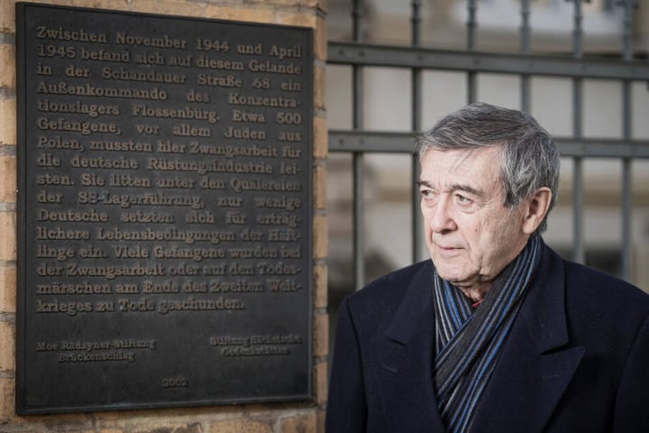 Josef Pepek Salomonovic (81) steht vor einer Gedenktafel am ehemaligen Gebäude der Dresdner Zigarettenfabrik