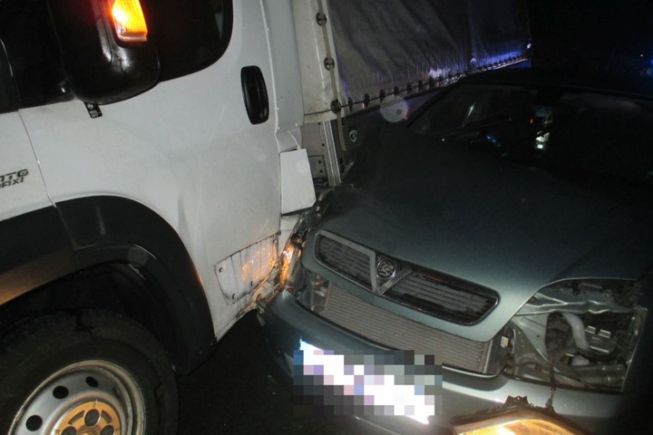 Der Opel wurde von dem Lkw eingekeilt.