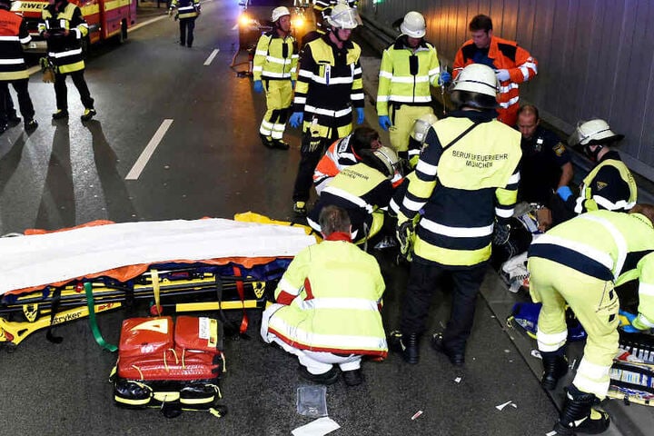 In München sind im Luise-Kiesselbach-Tunnel zwei Menschen bei einem Motorradunfall verletzt worden.