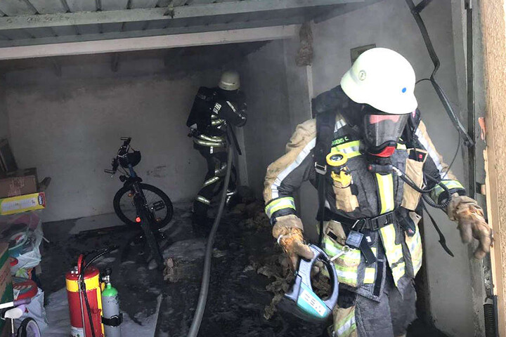 Mit Atemschutz und Löschschaum gingen die Feuerwehrleute vor.