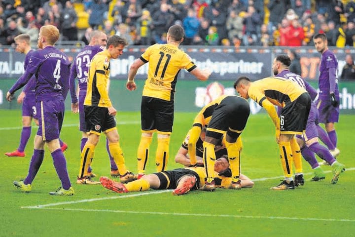 Die Mitspieler holen Florian Ballas mit der Tornachricht nach ein paar Schrecksekunden wieder auf die Beine.