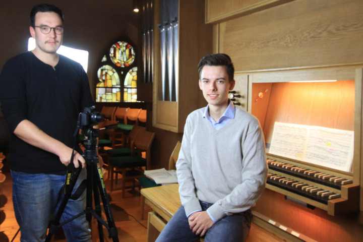 Sein Bruder Philipp (li. 27) hilft Leon dabei seinen YouTube-Kanal mit Videos zu füllen.