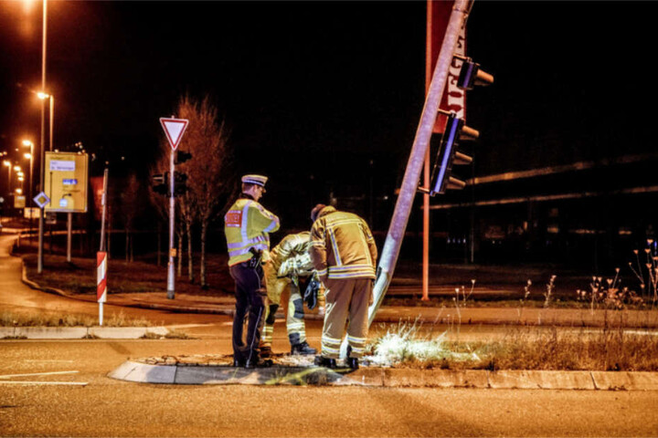 Der beschädigte Ampelmast musste abgeflext werden.