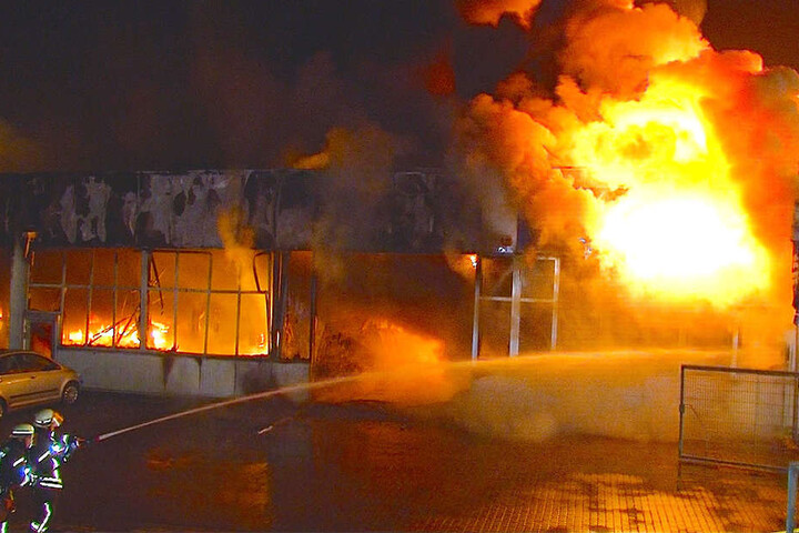 Über 100 Einsatzkräfte rückten den Flammen zu Leibe.