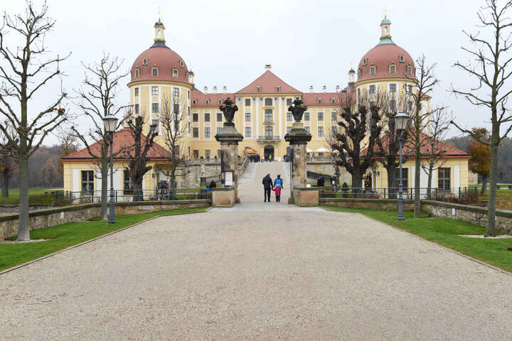 Allein gestern kamen schon 1 120 Besucher nach Moritzburg: Das Jagdschloss
von August dem Starken wurde aus über 20 Vorschlägen als Drehort ausgewählt.
