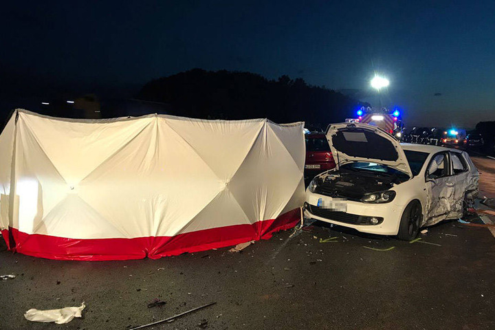 Zwei Menschen starben bei dem Massen-Crash.