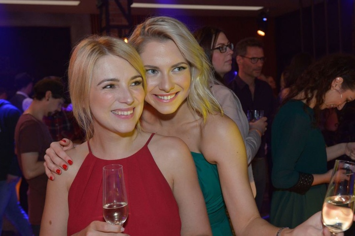 Was aus dem neuen Mauerwerk wird, wissen offenbar noch nicht einmal die Stars selbst. Die Vorfreude bei Iris Mareike Steen (26, l.) und Valentina Pahde (23) ist aber schon riesig.