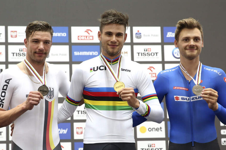 Der Sieger Filippo Ganna (M) aus Italien steht zusammen mit dem Zweitplatzierten Domenic Weinstein (l) aus Deutschland und dem Drittplatzierten Davide Plebani (r) aus Italien auf dem Siegerpodest.
