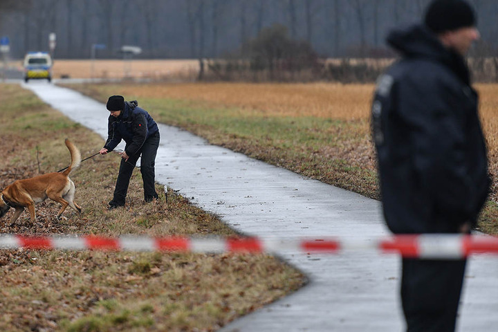 Nachdem der Täter geflüchtet war, suchten Polizeibeamte im März in Oegeln im Landkreis Oder-Spree (Brandenburg) die Gegend mit Spürhunden ab.