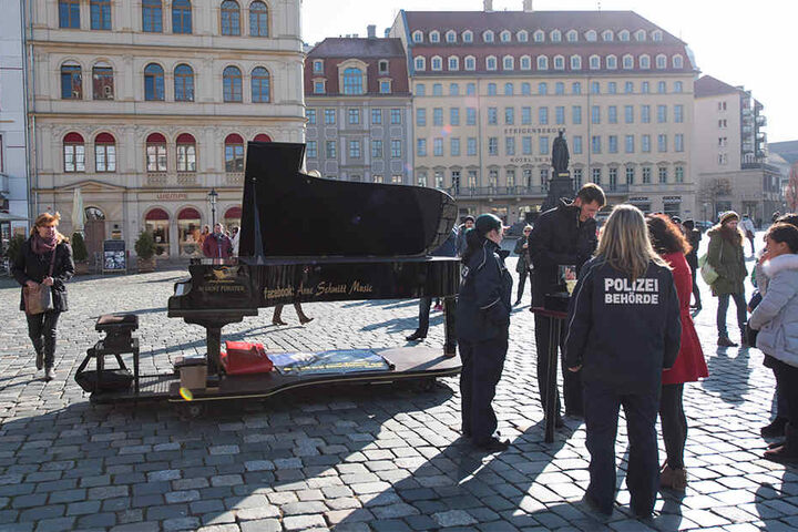 Immer wieder wurde der Künstler bei seinen Demos kontrolliert. Zuletzt verbot die Stadt die Auftritte.