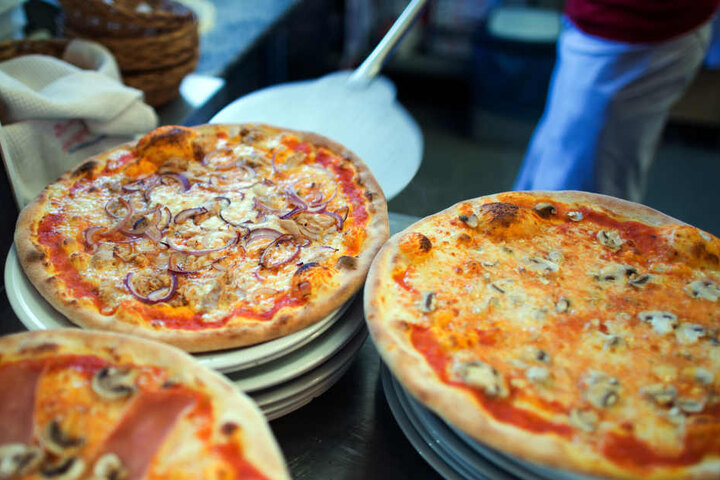 Am Ende kommen di Pizzen natürlich auch in den Ofen und können verspeist werden. (Symbolbild)