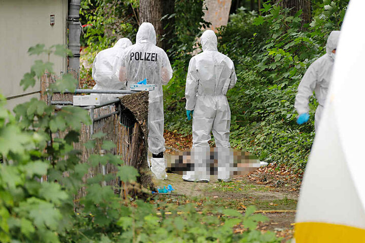 Die Kripo ist vor Ort und hat die Ermittlungen zu den Todesumständen aufgenommen.
