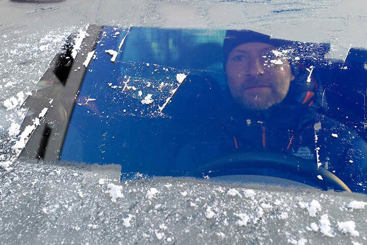 Torsten Terlinden (49) zeigt, wie er nie fahren würde - mit Guckloch