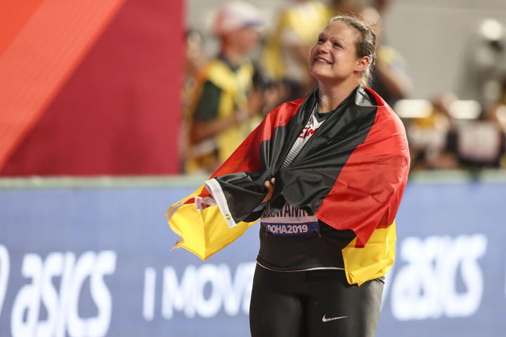 Christina Schwanitz happy nach dem Wettkampf.