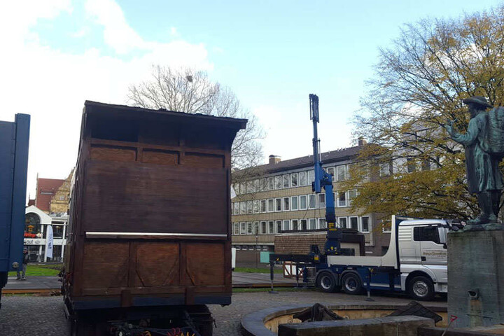 Der Leineweber überwacht den Aufbau.