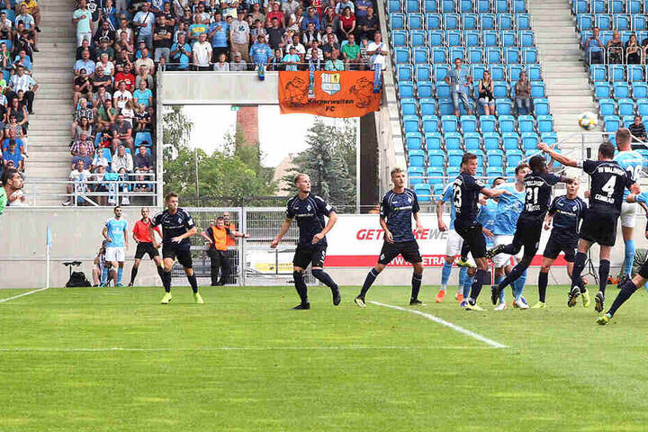 Das 1:1 aus anderer Perspektive: Tobias Müller (3.v.r.) steigt am höchsten und köpft - der Ball wird noch abgefälscht und landet im Mannheimer Kasten.