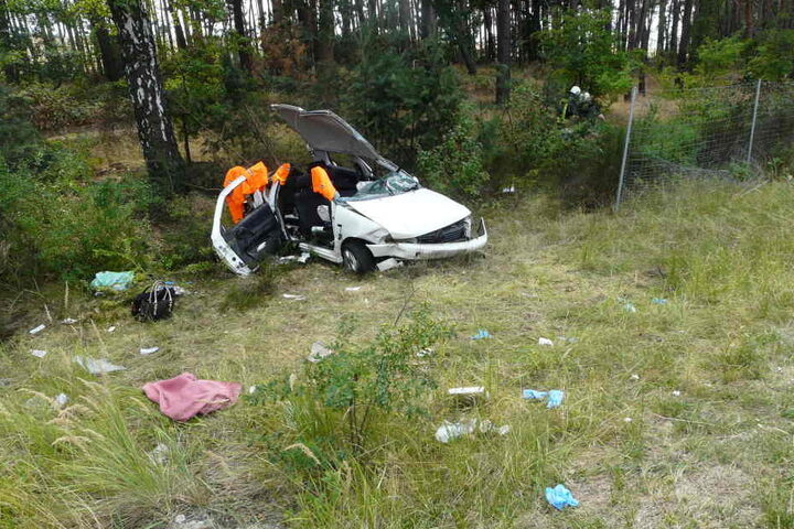 Der Fahrer (30) wurde leicht, die 48-jährige Beifahrerin und die Mitinsassin auf der Rückbank (18) schwer verletzt.