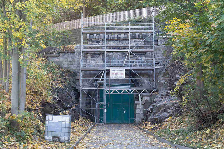 Dick eingerüstet: Das Nordportal wird für rund 120.000 Euro denkmalgerecht saniert.