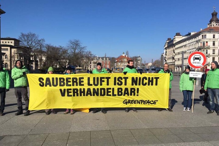 Greenpeace-Aktivisten demonstrierten vor dem Bundesverwaltungsgericht in Leipzig: "Saubere Luft ist nicht verhandelbar!"