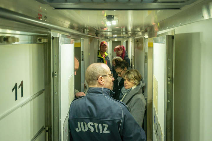 Zwitter-Konstruktion für den kleinen Knast-Verkehr: Der Gefängnisbus mit den persönlichen Einzelabteilen wurde von Besuchern regelrecht inspiziert.