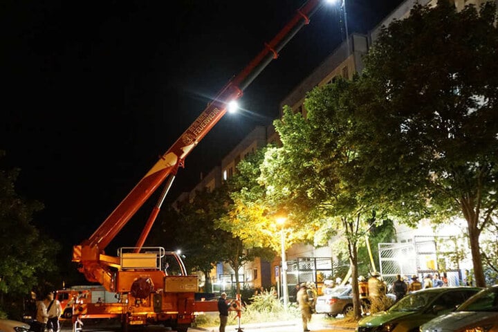 Die Feuerwehr musste das Fahrzeug mit einem Kran bergen, um es zurück auf die Straße zu bekommen.