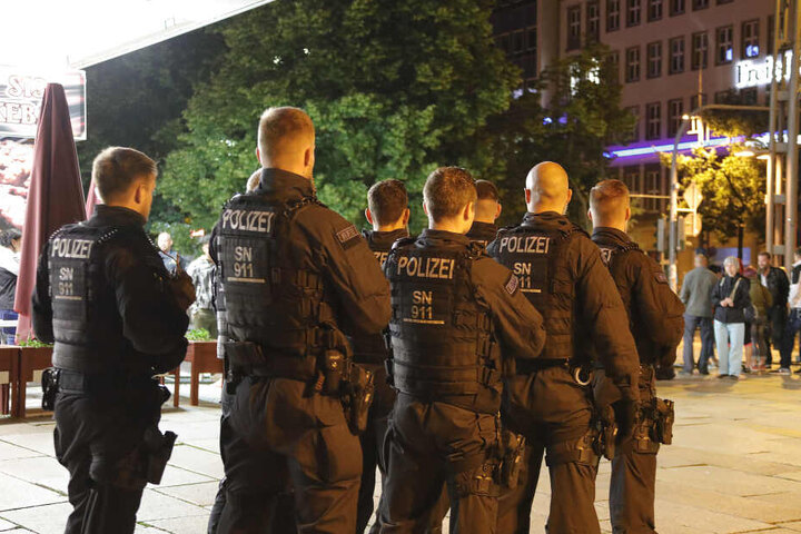 Rund 100 Polizisten sicherten die Tatortbegehung, auch Schaulustige waren anwesend.