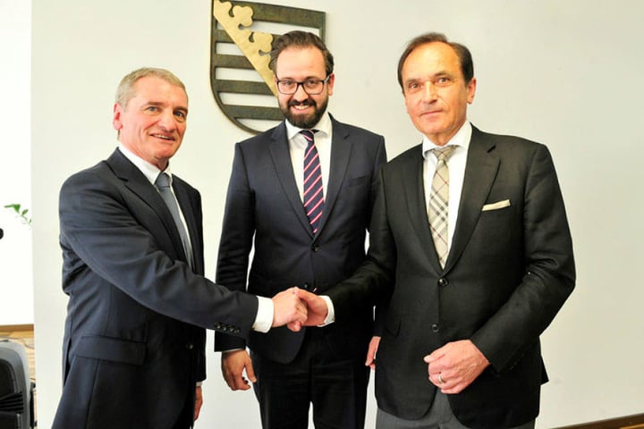 Rainer Huber (li.), sein Vorgänger Norbert Röger (re.) und Staatsminister Sebastian Gemkow.