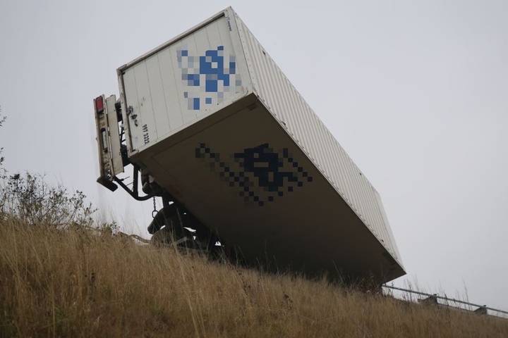 Glück im Unglück! Nur ein paar Meter weiter und der ganze LKW wäre die Böschung runtergerutscht.