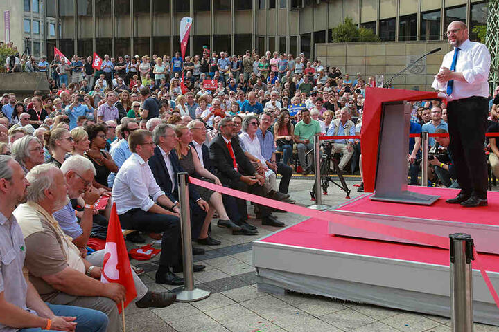 Rund 1800 Menschen waren auf den Rathausplatz gekommen, um die Rede zu hören.