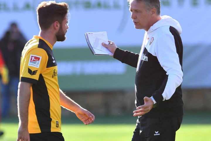 Bei Dynamo-Trainer Uwe Neuhaus (r.) scheint Niklas Kreuzer derzeit nicht auf dem Startelf-Zettel zu stehen. Doch wer weiß...