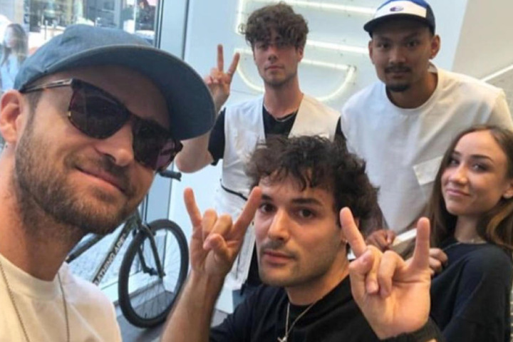 Das "Solebox"-Team staunte nicht schlecht, als es Super-Star Justin Timberlake (37) trotz Sonnenbrille erkannte.