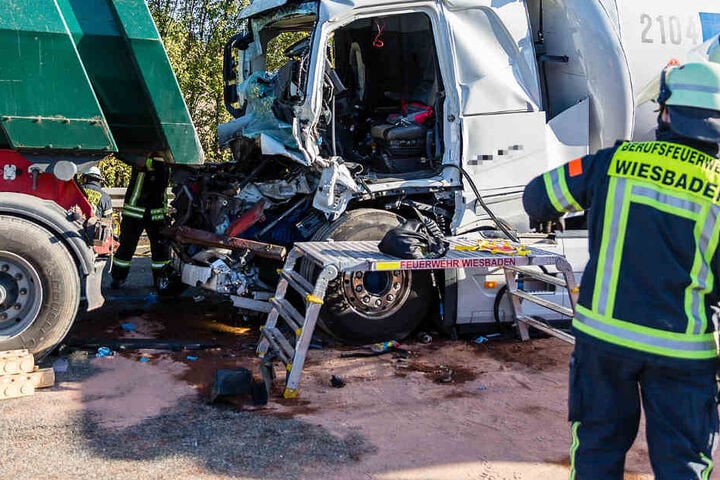 Das Foto zeigt die beiden am Unfall beteiligten Lkw.